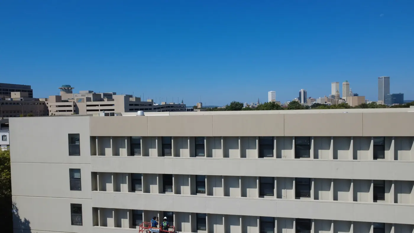 El edificio comercial en obra con el centro de Tulsa de fondo
